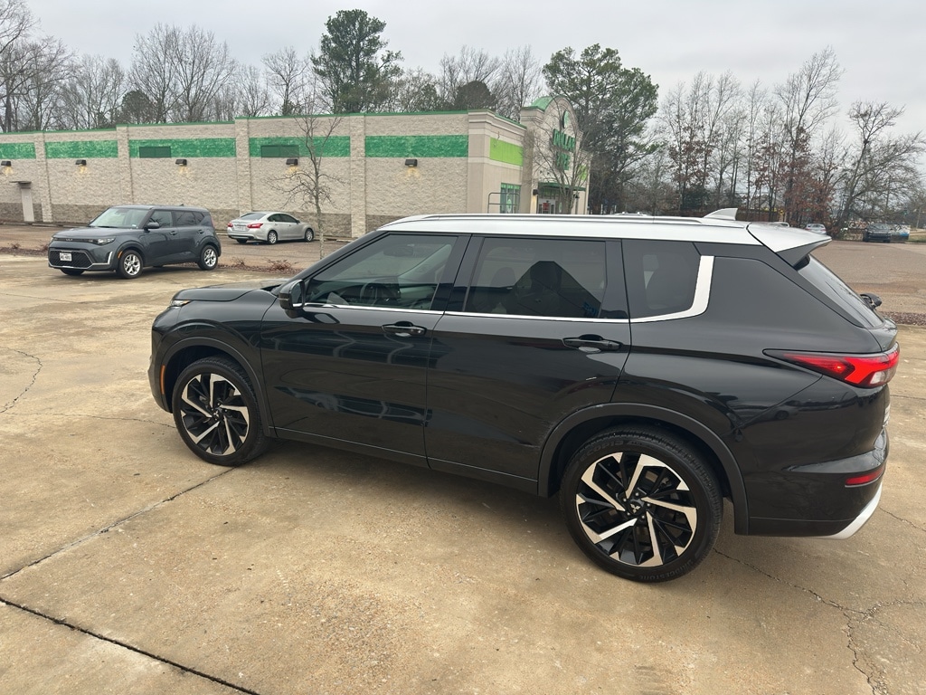 2024 Mitsubishi Outlander SEL Platinum Edition's photo
