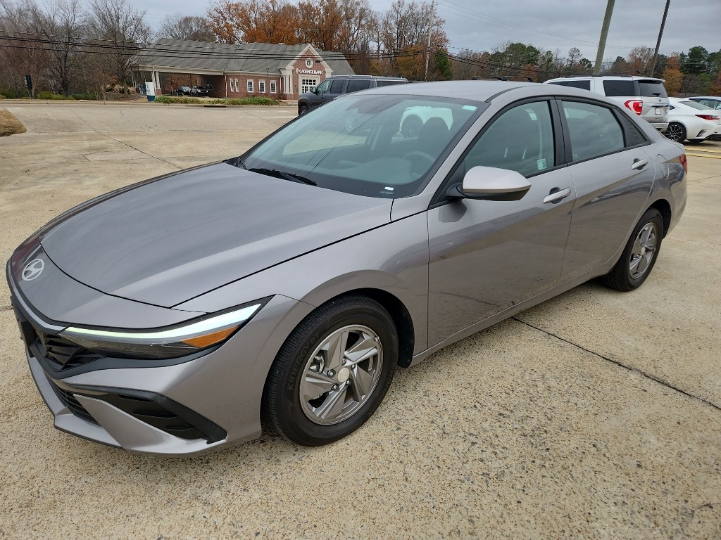 2024 Hyundai Elantra SE's photo