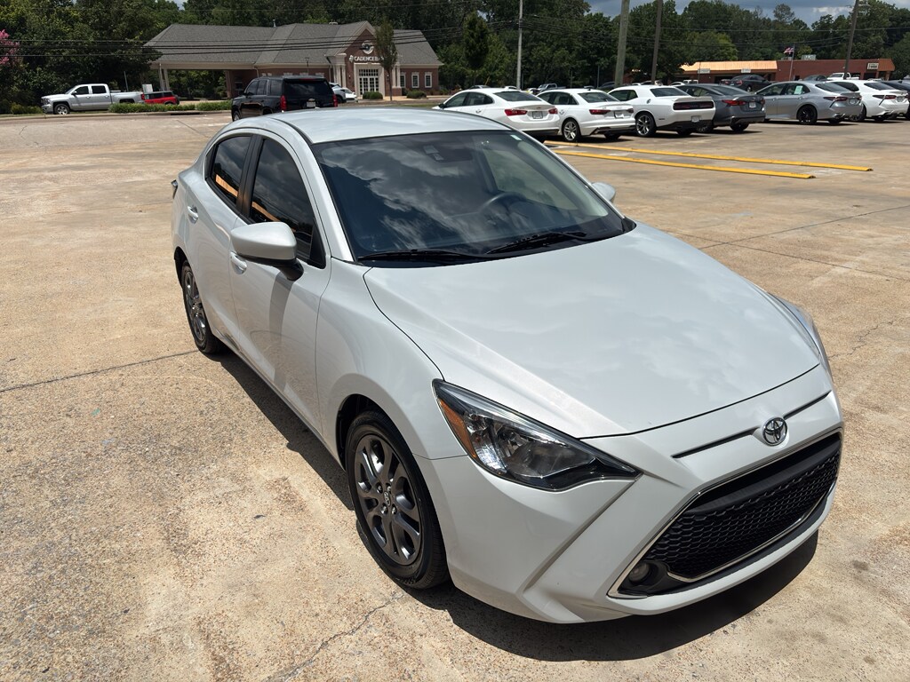 2019 Toyota Yaris LE photo 2