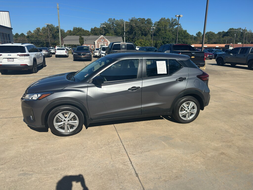 2023 Nissan Kicks S photo 3