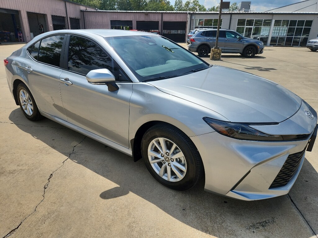 2025 Toyota Camry LE photo 3