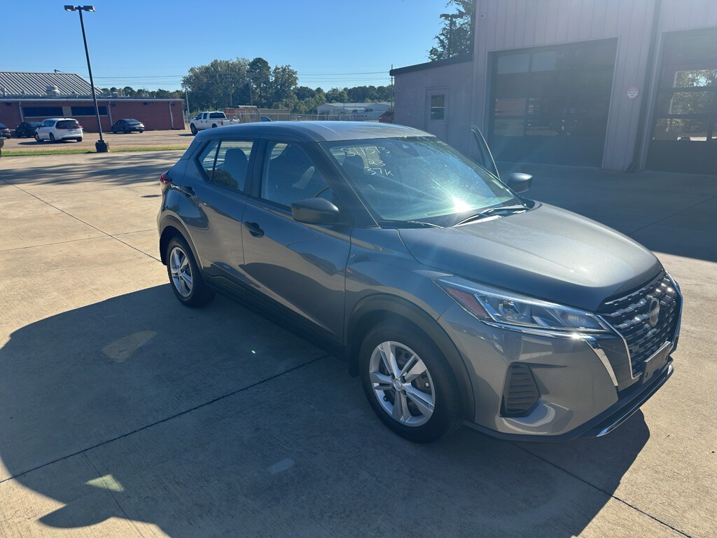 2023 Nissan Kicks S photo 2