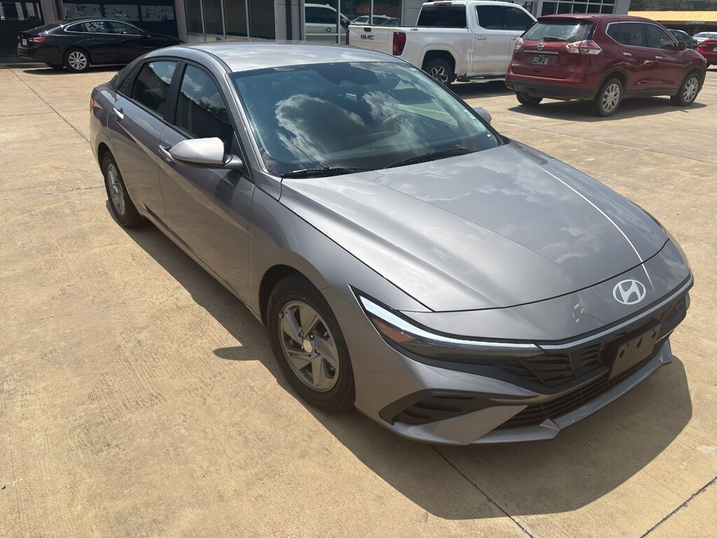 2024 Hyundai Elantra SE photo 2