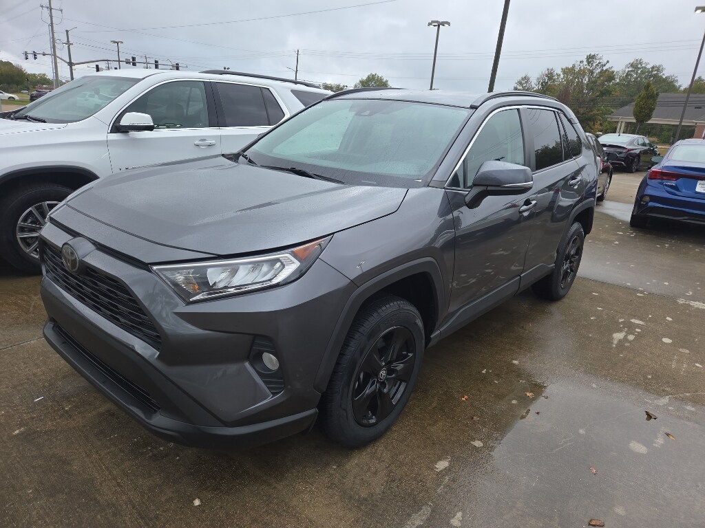 2021 Toyota RAV4 XLE photo 2