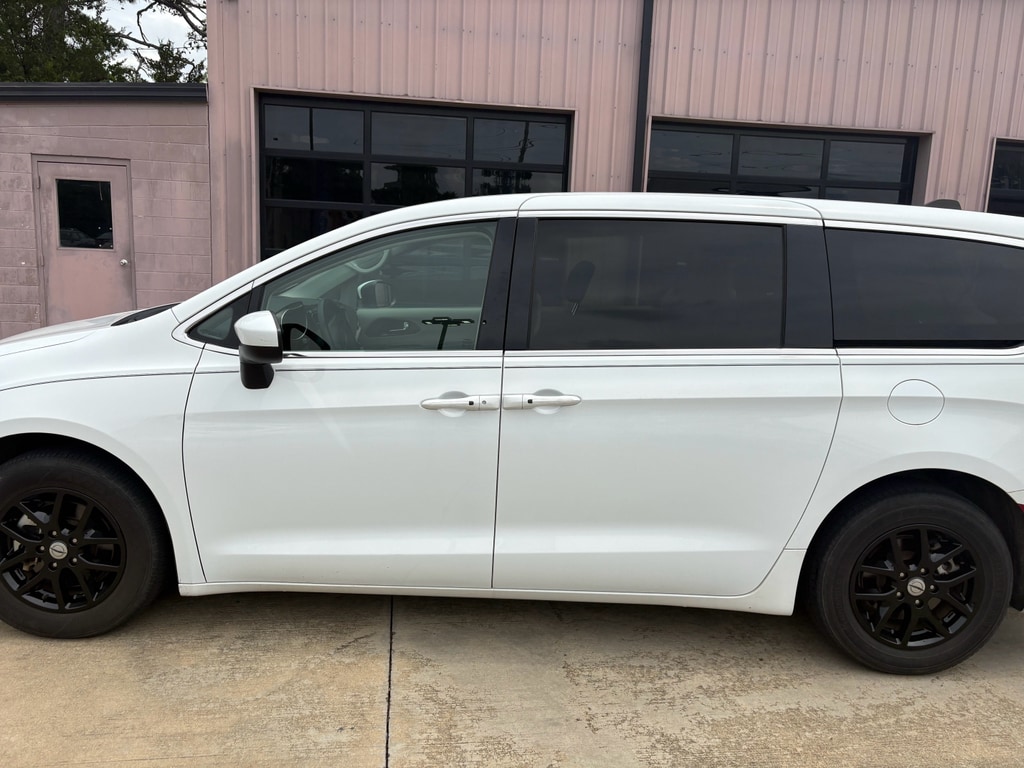 2022 Chrysler Voyager LX's photo