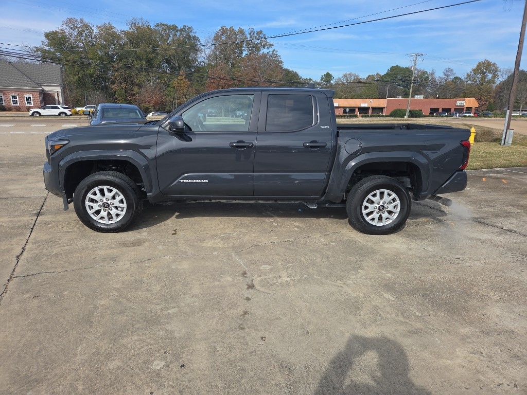 2025 Toyota Tacoma SR5's photo