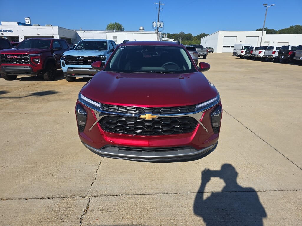 2025 Chevrolet Trax LT photo 2