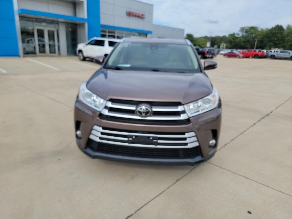 Used 2019 Toyota Highlander XLE with VIN 5TDJZRFH9KS955374 for sale in New Albany, MS