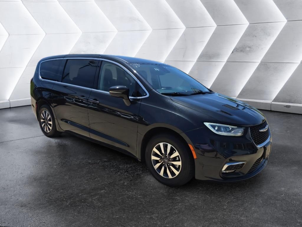 Used 2024 Chrysler Pacifica Hybrid Select