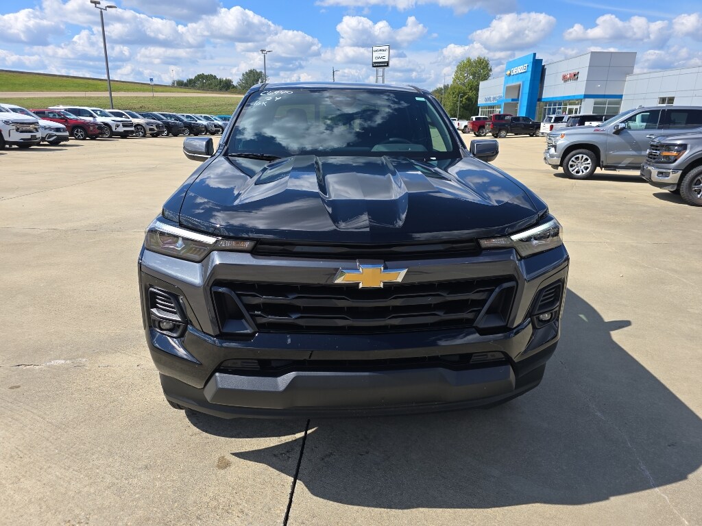 2024 Chevrolet Colorado LT photo 2