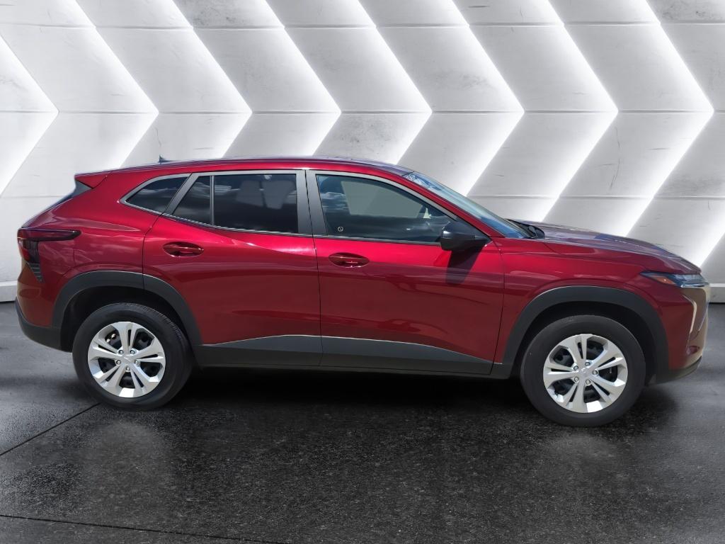 2025 Chevrolet Trax LS photo 4