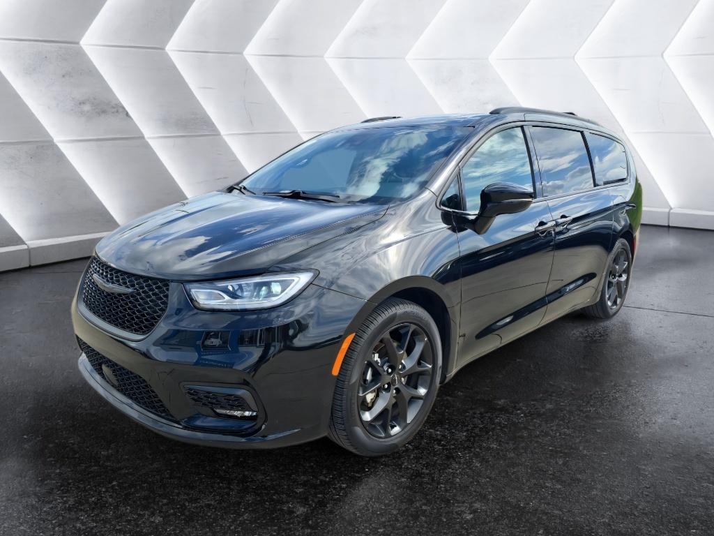 2025 Chrysler Pacifica Limited's photo