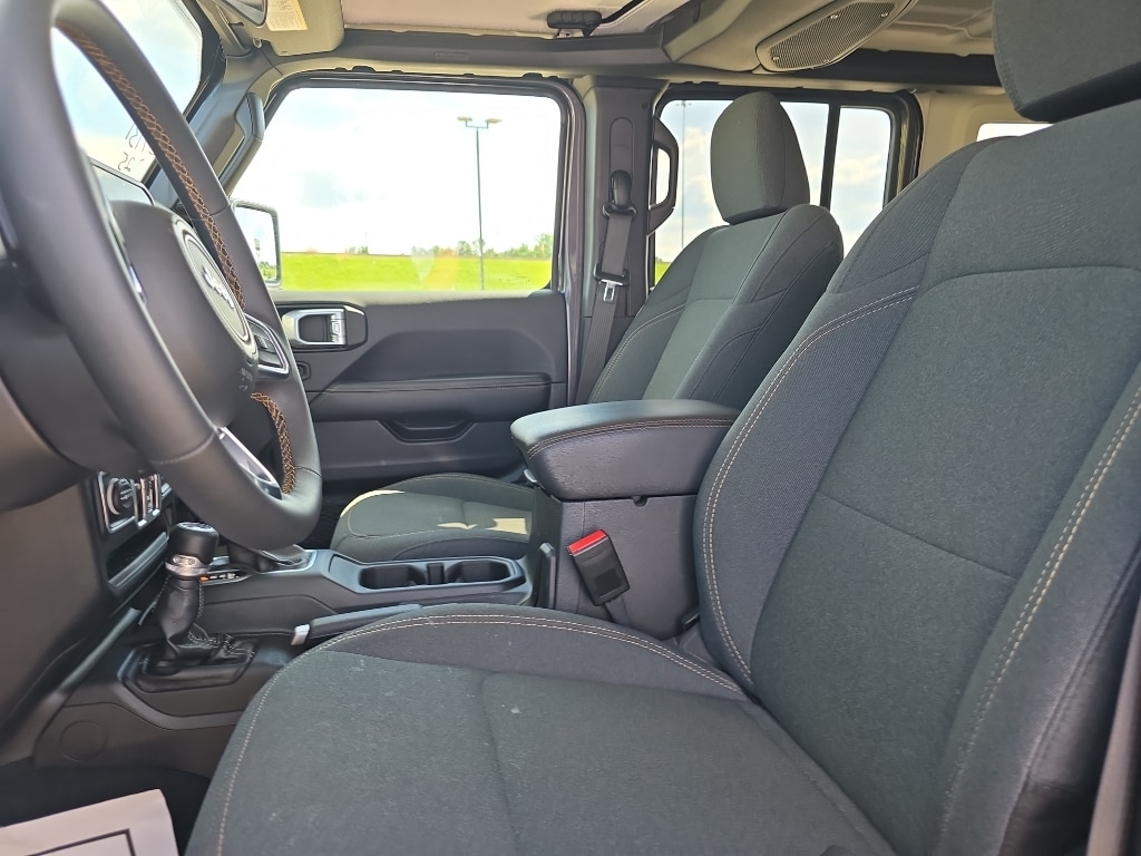 2025 Jeep Wrangler 4-Door Sahara - Photo 20