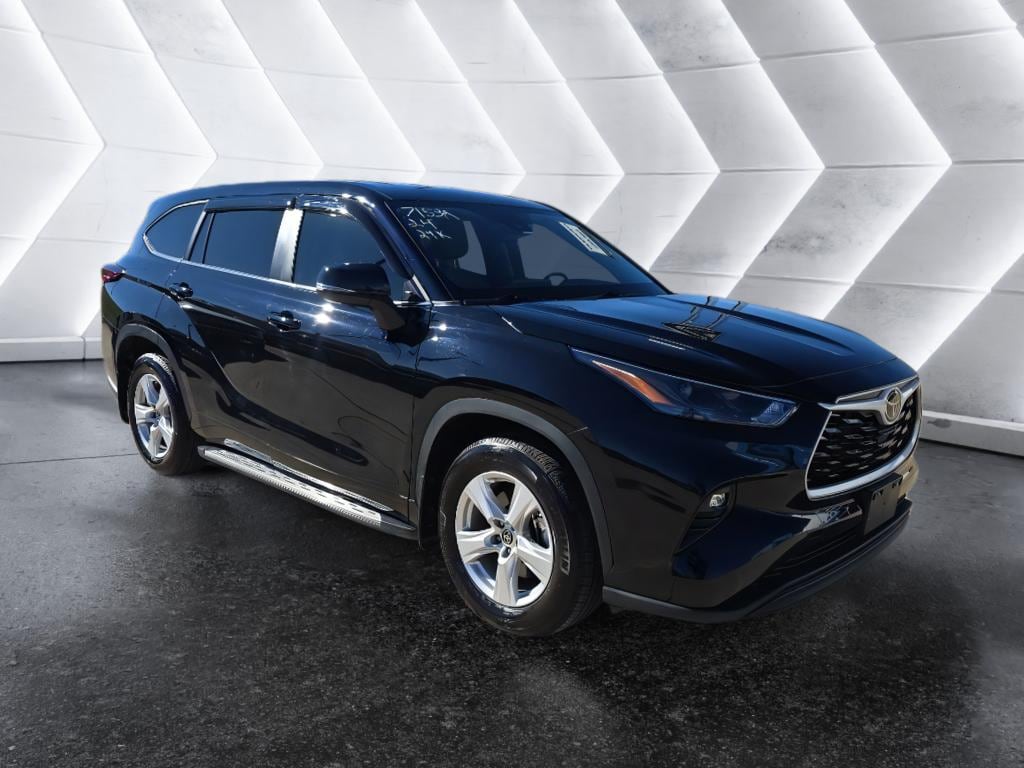 Used 2024 Toyota Highlander LE SUV