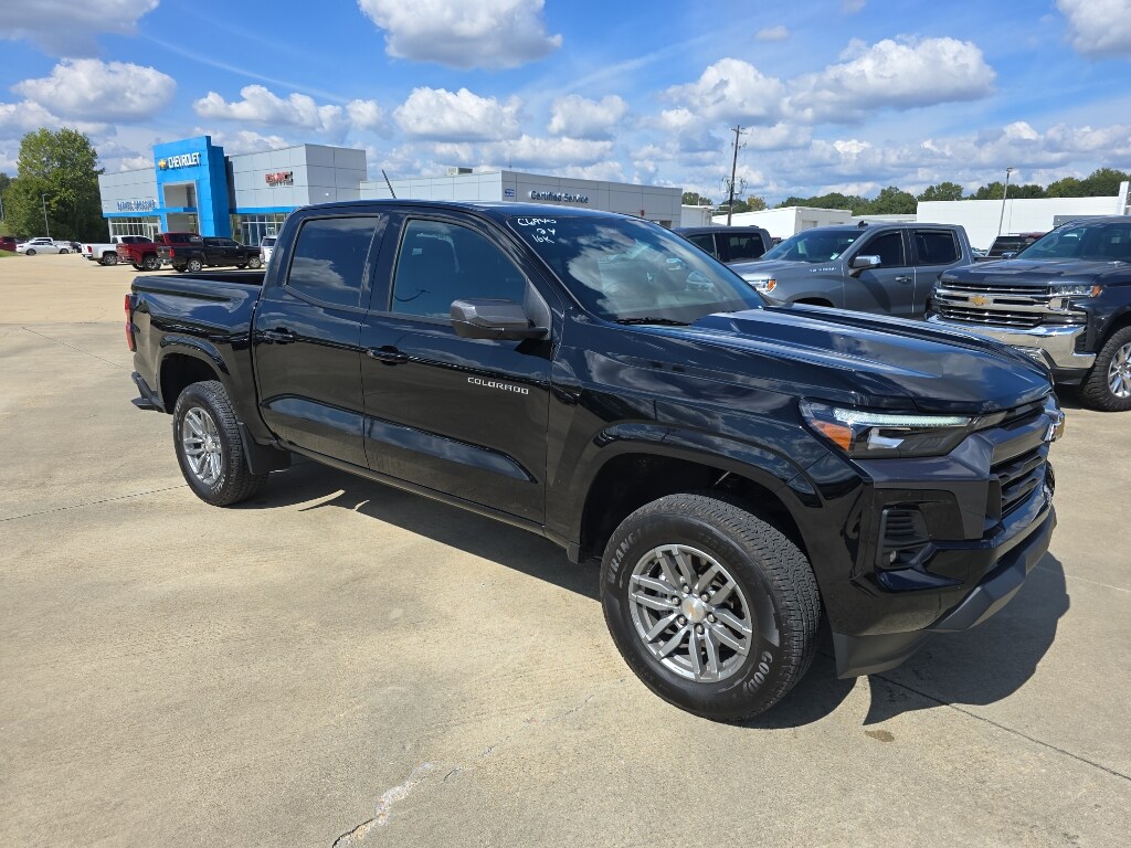 2024 Chevrolet Colorado LT photo 3