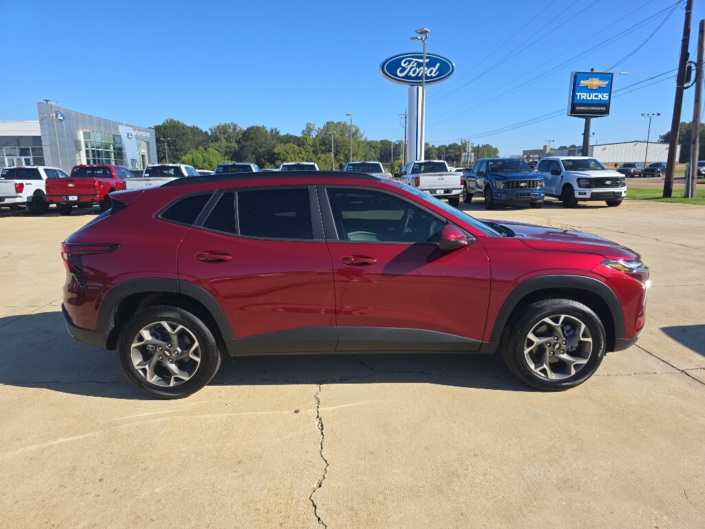 2025 Chevrolet Trax LT photo 4