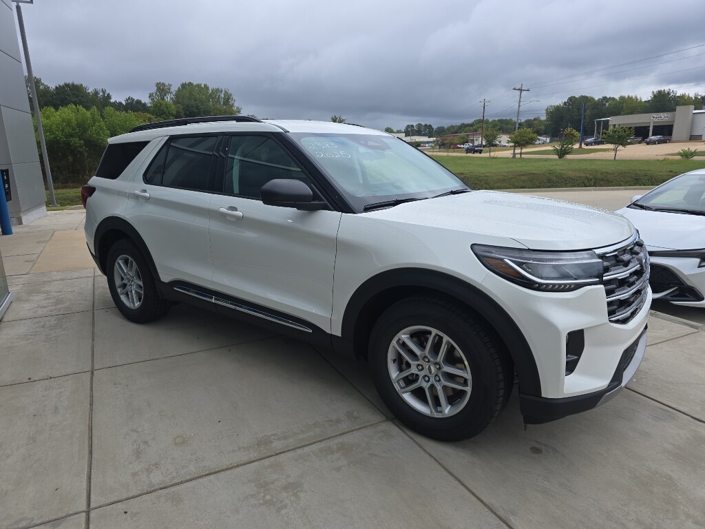 2025 Ford Explorer photo 2