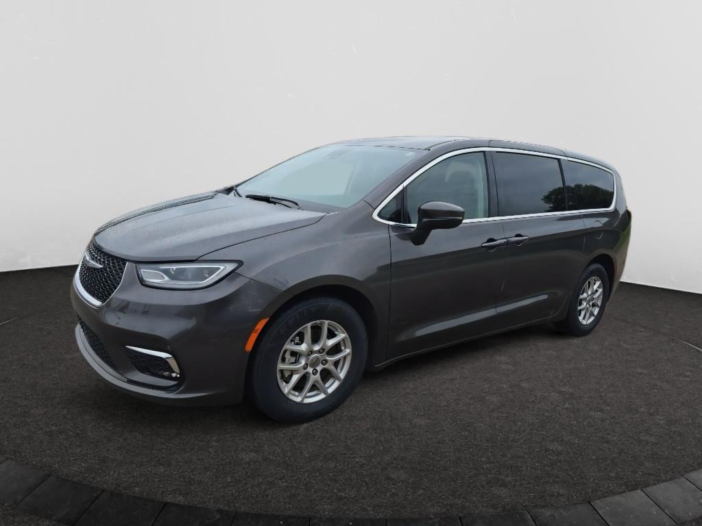 2023 Chrysler Pacifica Touring L's photo