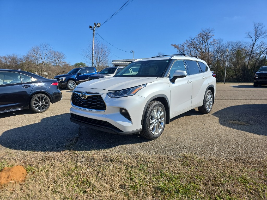 2023 Toyota Highlander Limited's photo