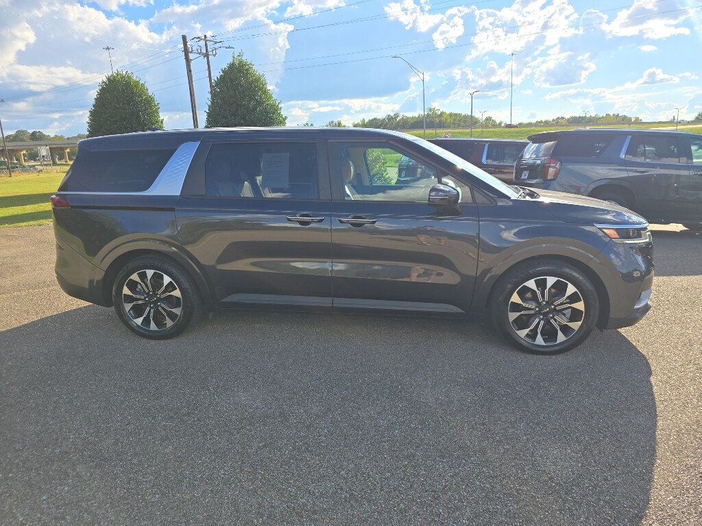 2023 Kia Carnival EX photo 3