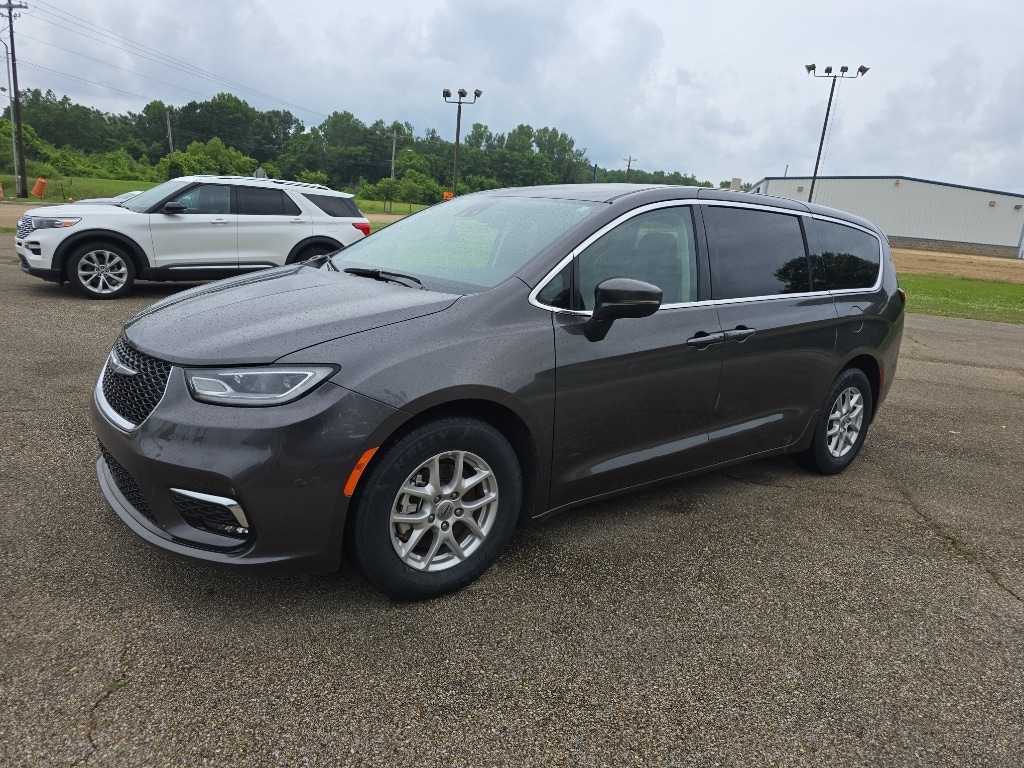2023 Chrysler Pacifica Touring L's photo