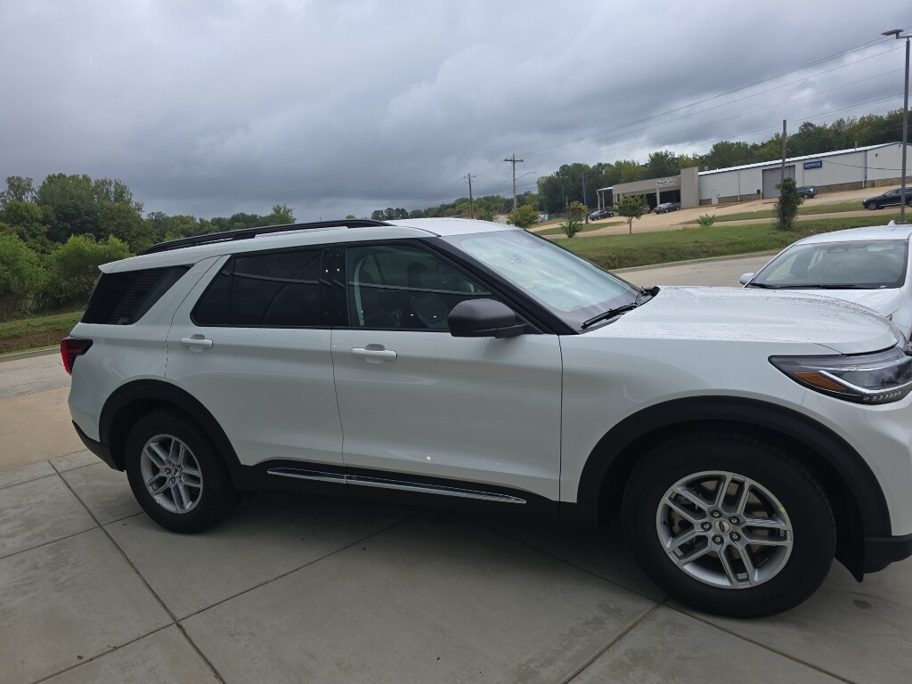 2025 Ford Explorer photo 3