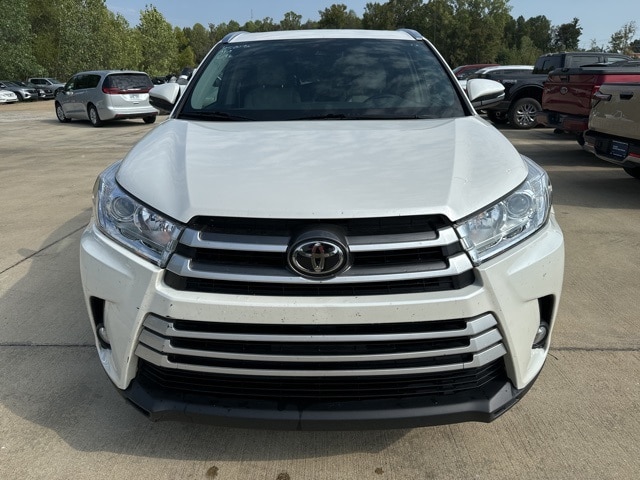 Used 2019 Toyota Highlander XLE with VIN 5TDKZRFH6KS569015 for sale in Tupelo, MS