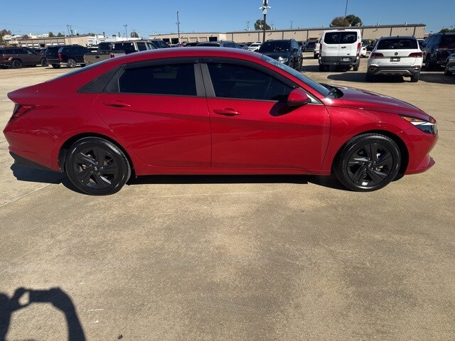 2022 Hyundai Elantra SEL photo 2