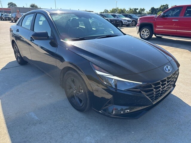 2023 Hyundai Elantra SEL photo 3