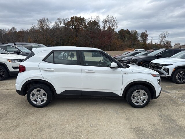 2020 Hyundai Venue SE photo 2