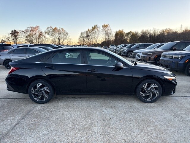 2024 Hyundai Elantra SEL Convenience photo 2