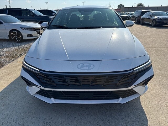 2025 Hyundai Elantra Limited photo 2