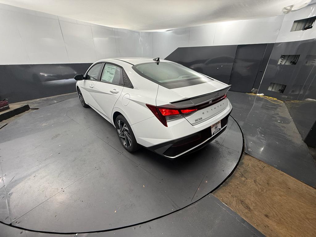 2025 Hyundai Elantra SEL Sport photo 2