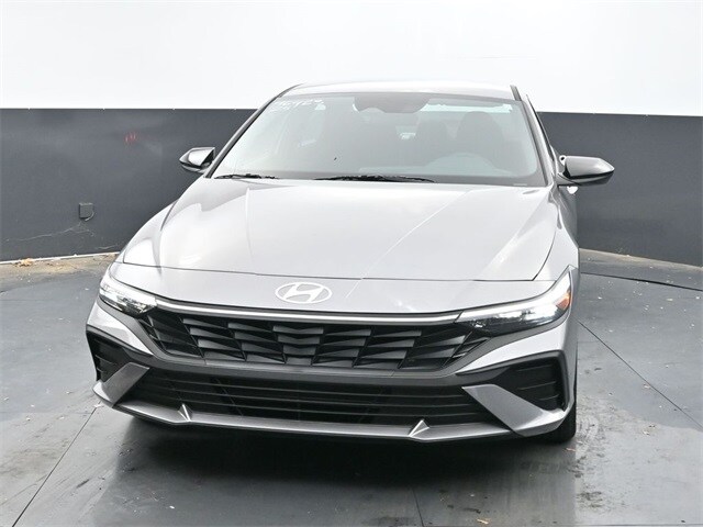 2025 Hyundai Elantra SEL Sport photo 2