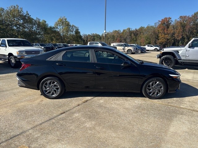 2024 Hyundai Elantra SEL photo 2