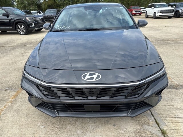 2025 Hyundai Elantra SEL Convenience photo 2