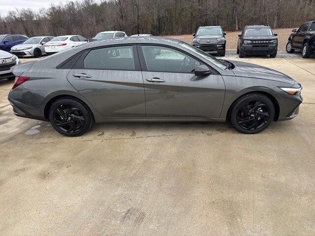 2026 Hyundai Elantra SEL Sport photo 2