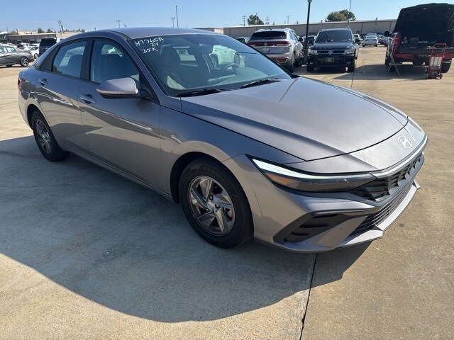 2024 Hyundai Elantra SE photo 3