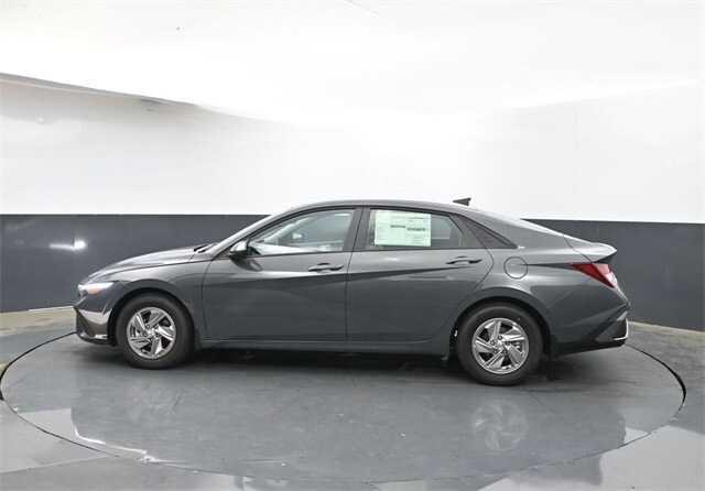 2025 Hyundai Elantra SE photo 4