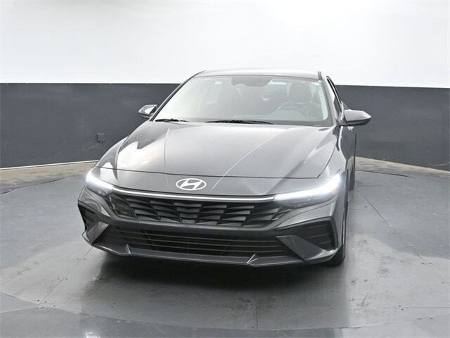 2025 Hyundai Elantra SE photo 2