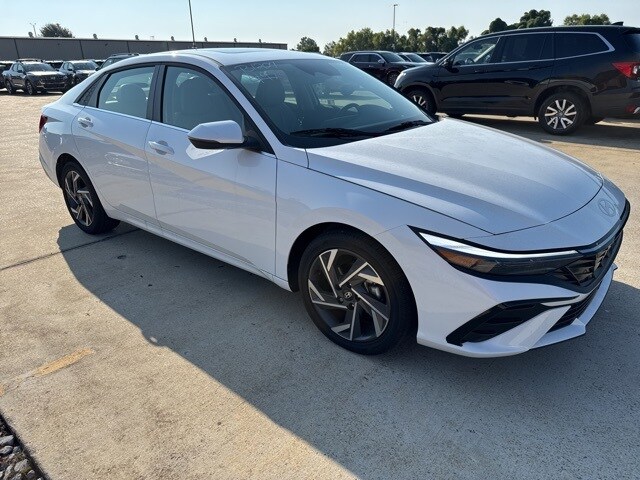 2025 Hyundai Elantra Limited photo 3