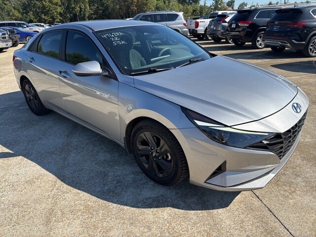 2022 Hyundai Elantra SEL photo 3