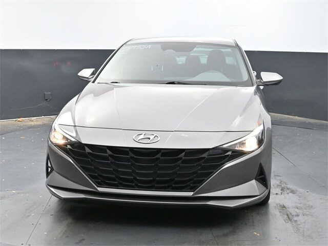 2022 Hyundai Elantra SEL photo 2