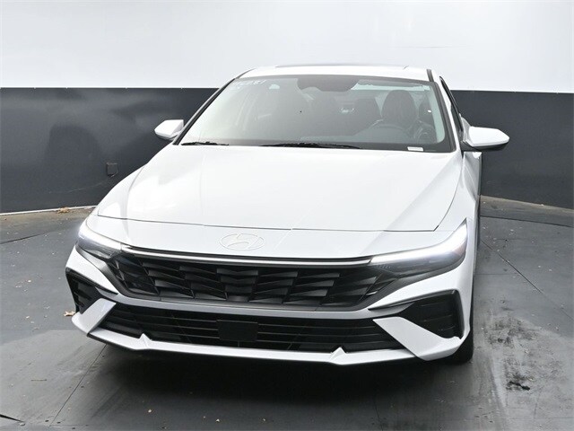 2025 Hyundai Elantra SEL Convenience photo 2