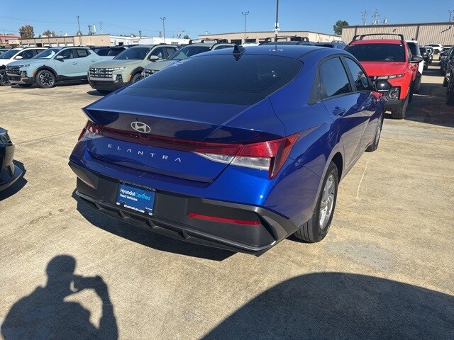 2025 Hyundai Elantra SE photo 3