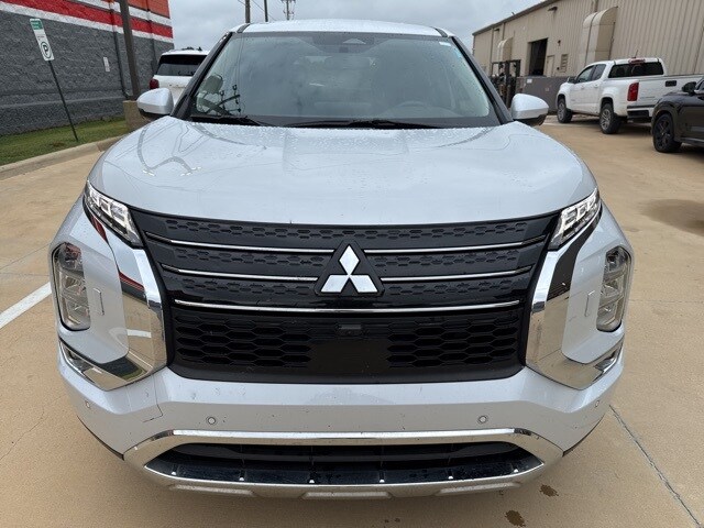 2023 Mitsubishi Outlander SE photo 2