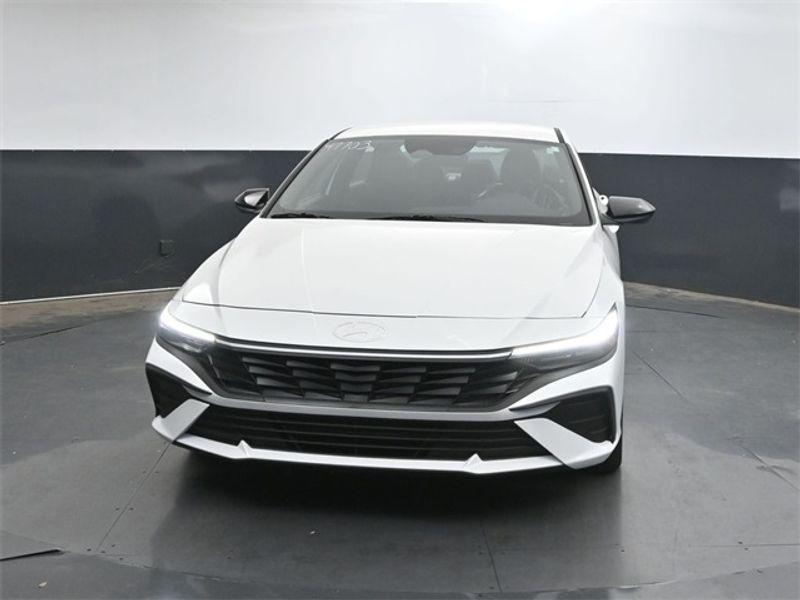 2025 Hyundai Elantra SEL Sport photo 2