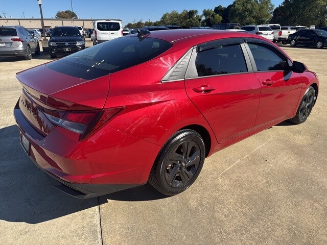 2022 Hyundai Elantra SEL photo 3