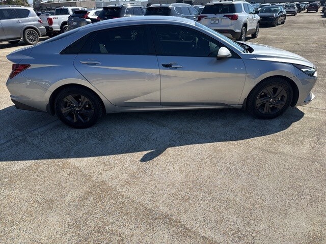 2022 Hyundai Elantra SEL photo 4