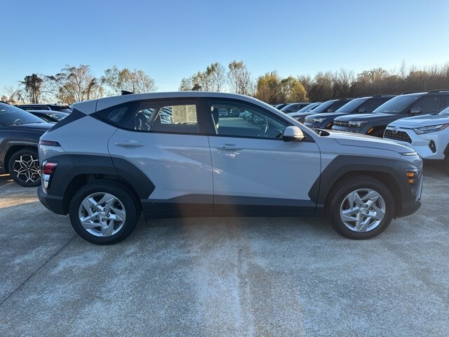 2026 Hyundai Kona SE photo 2